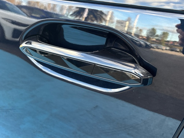 BMW XM 50e color Negro. Año 2025. 350KW(476CV). Híbrido Electro/Gasolina. En concesionario Grünblau Motor (Bmw y Mini) de Cantabria