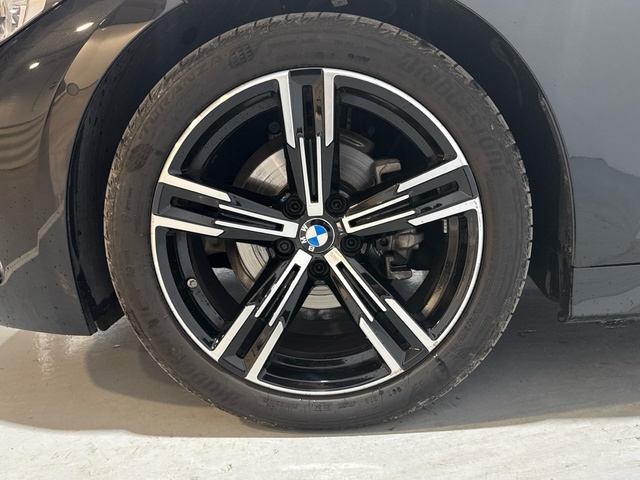 BMW Serie 3 318d color Negro. Año 2025. 110KW(150CV). Diésel. En concesionario Auto Premier, S.A. - ALCALÁ DE HENARES de Madrid