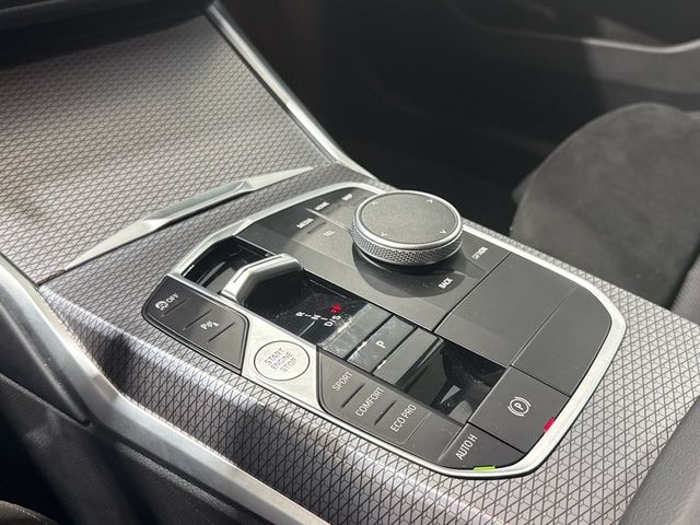 BMW Serie 3 318d color Negro. Año 2025. 110KW(150CV). Diésel. En concesionario Auto Premier, S.A. - ALCALÁ DE HENARES de Madrid