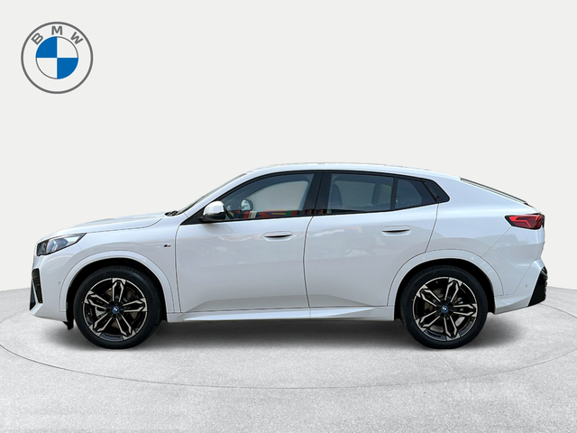 BMW iX2 xDrive30 color Blanco. Año 2025. 230KW(313CV). Eléctrico. En concesionario Ilbira Motor | Granada de Granada