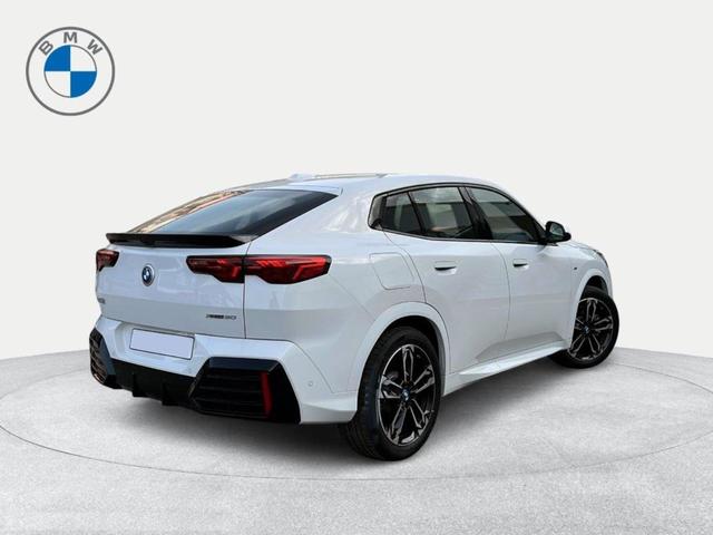 BMW iX2 xDrive30 color Blanco. Año 2025. 230KW(313CV). Eléctrico. En concesionario Ilbira Motor | Granada de Granada