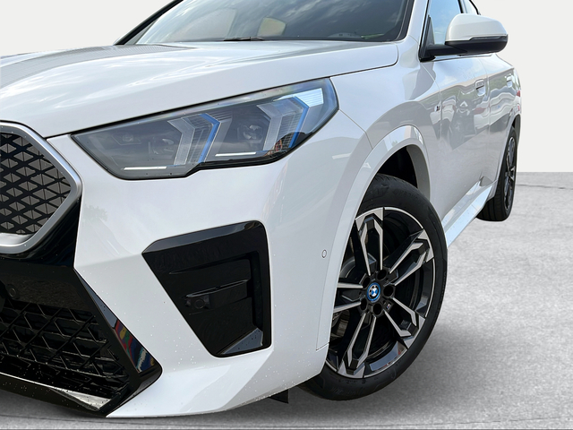 BMW iX2 xDrive30 color Blanco. Año 2025. 230KW(313CV). Eléctrico. En concesionario Ilbira Motor | Granada de Granada