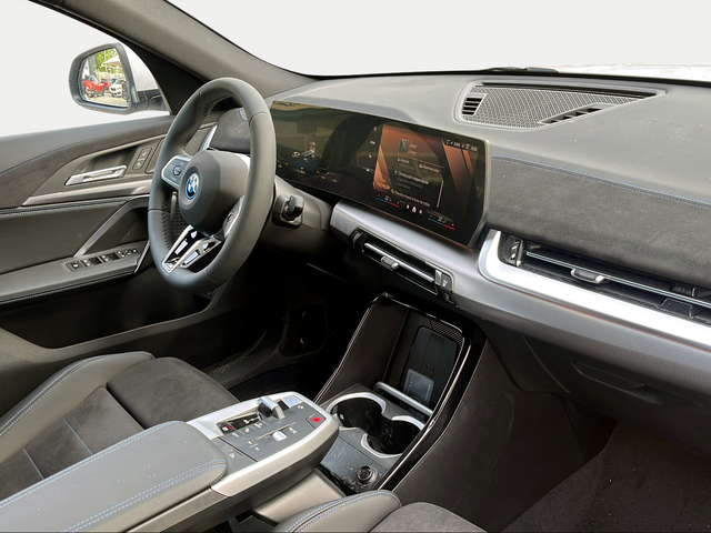 BMW iX2 xDrive30 color Blanco. Año 2025. 230KW(313CV). Eléctrico. En concesionario Ilbira Motor | Granada de Granada