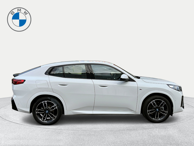 BMW iX2 xDrive30 color Blanco. Año 2025. 230KW(313CV). Eléctrico. En concesionario Ilbira Motor | Granada de Granada