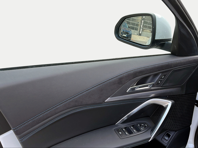 BMW iX2 xDrive30 color Blanco. Año 2025. 230KW(313CV). Eléctrico. En concesionario Ilbira Motor | Granada de Granada