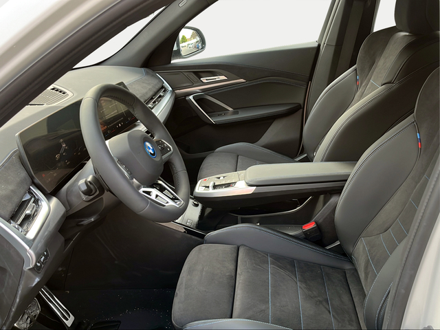 BMW iX2 xDrive30 color Blanco. Año 2025. 230KW(313CV). Eléctrico. En concesionario Ilbira Motor | Granada de Granada