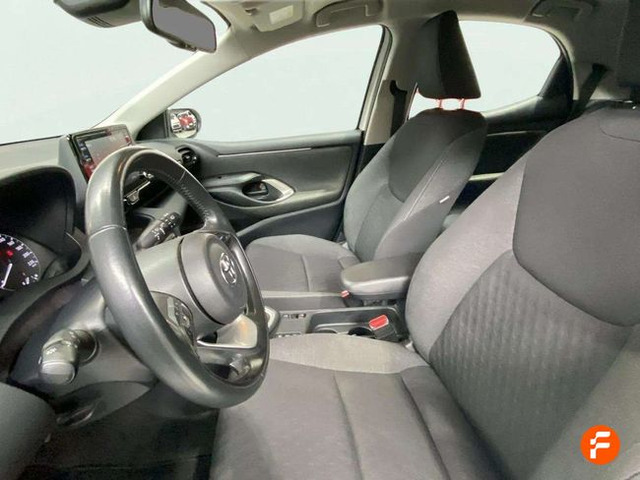 Foto 12 Toyota Yaris 120H Active Tech 85 kW (116 CV)