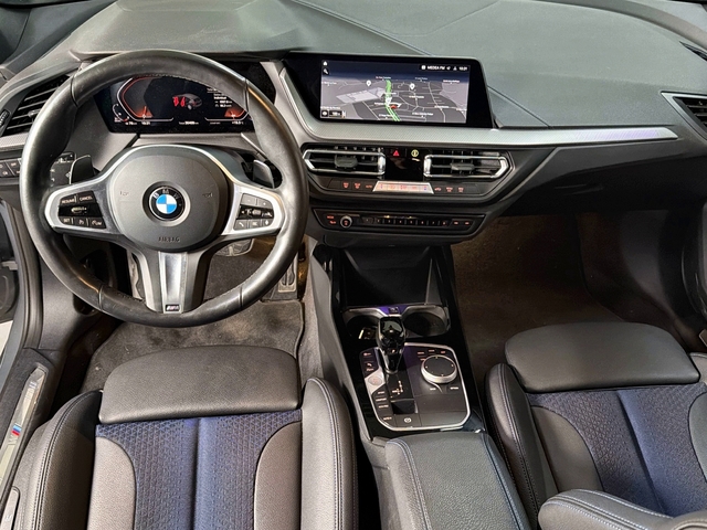 BMW Serie 1 118d color Gris. Año 2024. 110KW(150CV). Diésel. En concesionario Triocar Gijón (Bmw y Mini) de Asturias