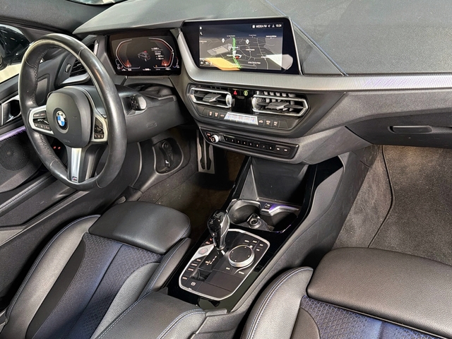 BMW Serie 1 118d color Gris. Año 2024. 110KW(150CV). Diésel. En concesionario Triocar Gijón (Bmw y Mini) de Asturias