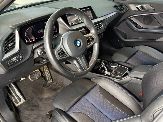 BMW Serie 1 118d color Gris. Año 2024. 110KW(150CV). Diésel. En concesionario Triocar Gijón (Bmw y Mini) de Asturias