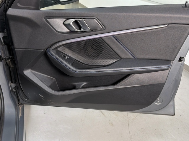 BMW Serie 1 118d color Gris. Año 2024. 110KW(150CV). Diésel. En concesionario Triocar Gijón (Bmw y Mini) de Asturias