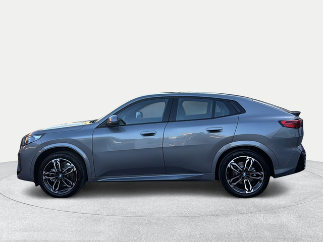 BMW iX2 xDrive30 color Gris. Año 2025. 230KW(313CV). Eléctrico. En concesionario Ilbira Motor | Granada de Granada