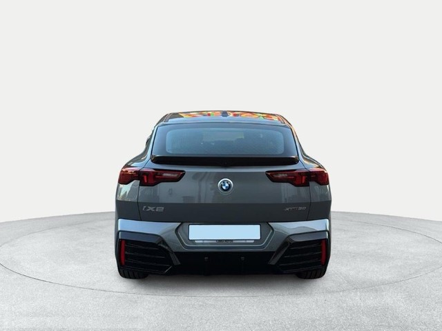 BMW iX2 xDrive30 color Gris. Año 2025. 230KW(313CV). Eléctrico. En concesionario Ilbira Motor | Granada de Granada