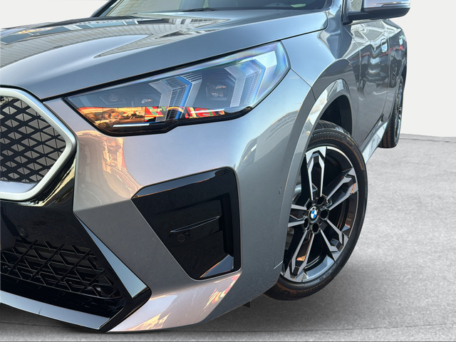 BMW iX2 xDrive30 color Gris. Año 2025. 230KW(313CV). Eléctrico. En concesionario Ilbira Motor | Granada de Granada