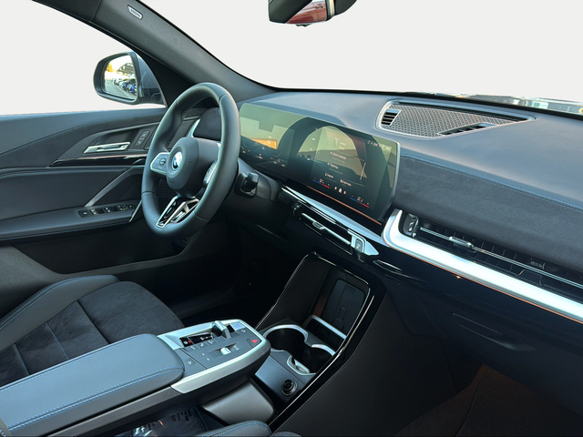 BMW iX2 xDrive30 color Gris. Año 2025. 230KW(313CV). Eléctrico. En concesionario Ilbira Motor | Granada de Granada