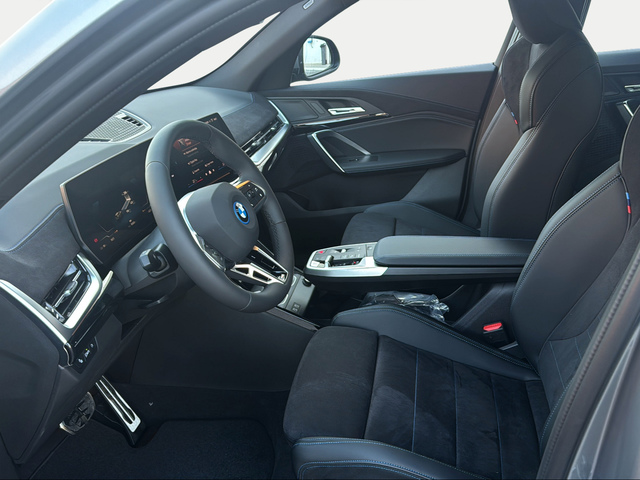 BMW iX2 xDrive30 color Gris. Año 2025. 230KW(313CV). Eléctrico. En concesionario Ilbira Motor | Granada de Granada