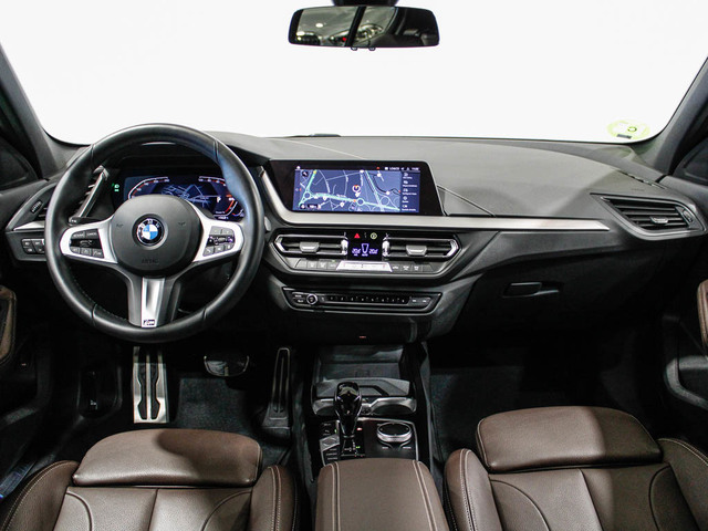 BMW Serie 1 118d color Negro. Año 2024. 110KW(150CV). Diésel. En concesionario Barcelona Premium -- GRAN VIA de Barcelona