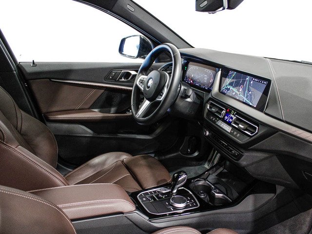 BMW Serie 1 118d color Negro. Año 2024. 110KW(150CV). Diésel. En concesionario Barcelona Premium -- GRAN VIA de Barcelona