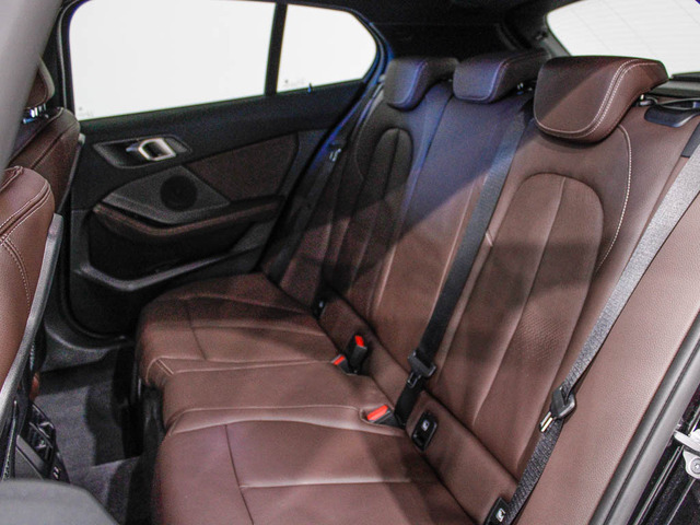 BMW Serie 1 118d color Negro. Año 2024. 110KW(150CV). Diésel. En concesionario Barcelona Premium -- GRAN VIA de Barcelona