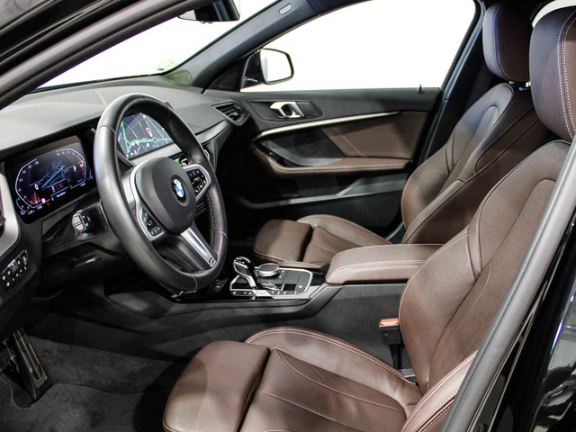 BMW Serie 1 118d color Negro. Año 2024. 110KW(150CV). Diésel. En concesionario Barcelona Premium -- GRAN VIA de Barcelona