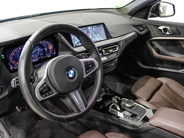 BMW Serie 1 118d color Negro. Año 2024. 110KW(150CV). Diésel. En concesionario Barcelona Premium -- GRAN VIA de Barcelona