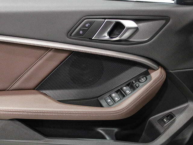 BMW Serie 1 118d color Negro. Año 2024. 110KW(150CV). Diésel. En concesionario Barcelona Premium -- GRAN VIA de Barcelona