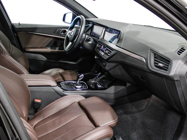 BMW Serie 1 118d color Negro. Año 2024. 110KW(150CV). Diésel. En concesionario Barcelona Premium -- GRAN VIA de Barcelona