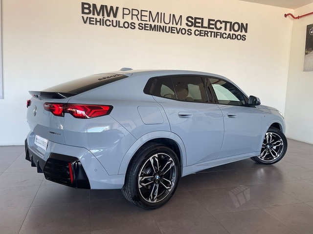 BMW X2 sDrive18d color Gris. Año 2025. 110KW(150CV). Diésel. En concesionario ALBAMOCION CIUDAD REAL de Ciudad Real