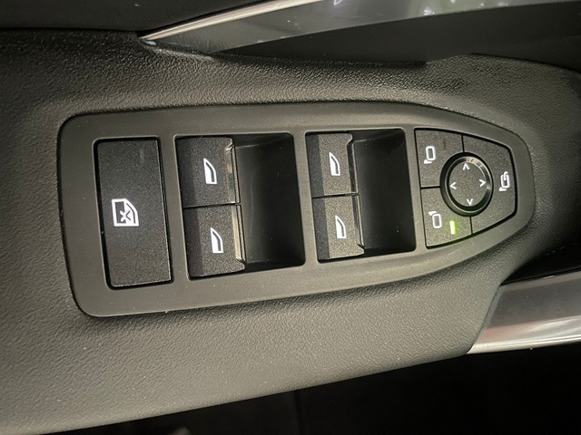 BMW X2 sDrive18d color Gris. Año 2025. 110KW(150CV). Diésel. En concesionario ALBAMOCION CIUDAD REAL  de Ciudad Real