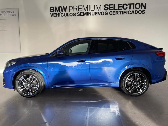 BMW X2 sDrive18d color Azul. Año 2025. 110KW(150CV). Diésel. En concesionario ALBAMOCION CIUDAD REAL  de Ciudad Real