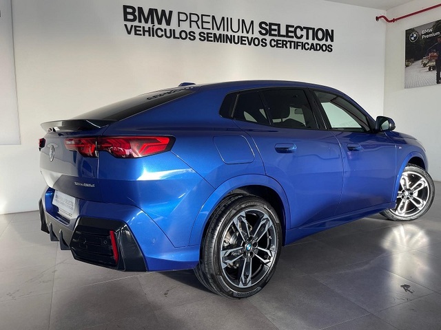 BMW X2 sDrive18d color Azul. Año 2025. 110KW(150CV). Diésel. En concesionario ALBAMOCION CIUDAD REAL  de Ciudad Real