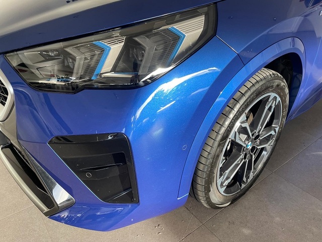 BMW X2 sDrive18d color Azul. Año 2025. 110KW(150CV). Diésel. En concesionario ALBAMOCION CIUDAD REAL  de Ciudad Real