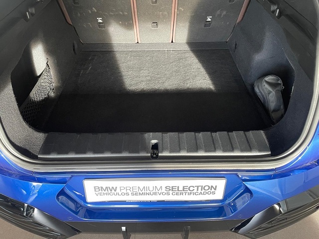 BMW X2 sDrive18d color Azul. Año 2025. 110KW(150CV). Diésel. En concesionario ALBAMOCION CIUDAD REAL  de Ciudad Real