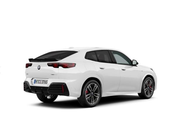 BMW X2 sDrive18d color Blanco. Año 2025. 110KW(150CV). Diésel. En concesionario ALBAMOCION CIUDAD REAL  de Ciudad Real