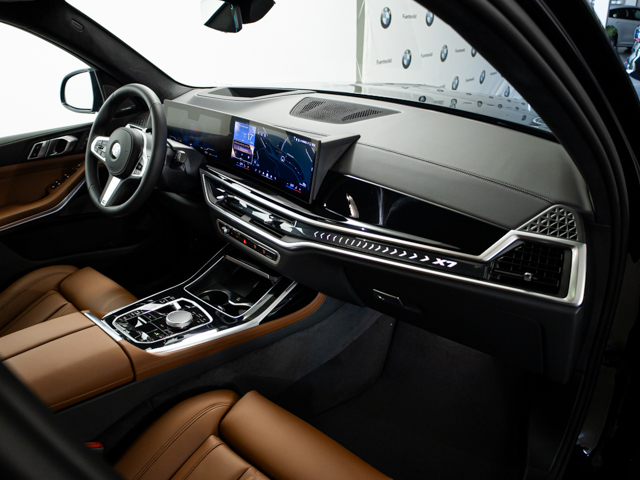 BMW X7 xDrive40d color Negro. Año 2025. 259KW(352CV). Diésel. En concesionario BMW Fuenteolid Valladolid de Valladolid