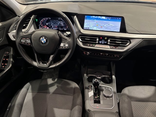 BMW Serie 1 118d color Gris. Año 2024. 110KW(150CV). Diésel. En concesionario Automotor Costa, S.L.U. de Almería