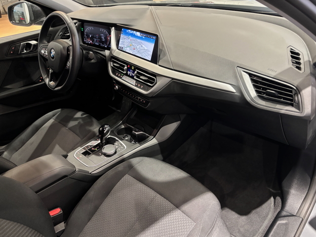 BMW Serie 1 118d color Gris. Año 2024. 110KW(150CV). Diésel. En concesionario Automotor Costa, S.L.U. de Almería