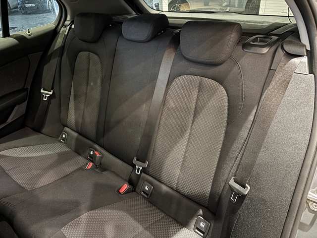 BMW Serie 1 118d color Gris. Año 2024. 110KW(150CV). Diésel. En concesionario Automotor Costa, S.L.U. de Almería