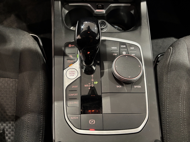 BMW Serie 1 118d color Gris. Año 2024. 110KW(150CV). Diésel. En concesionario Automotor Costa, S.L.U. de Almería