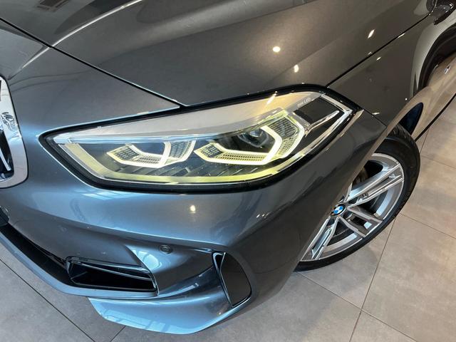 BMW Serie 1 118i color Gris. Año 2021. 103KW(140CV). Gasolina. En concesionario Unicars Ponent de Lleida