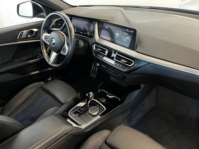 BMW Serie 1 118i color Gris. Año 2021. 103KW(140CV). Gasolina. En concesionario Unicars Ponent de Lleida