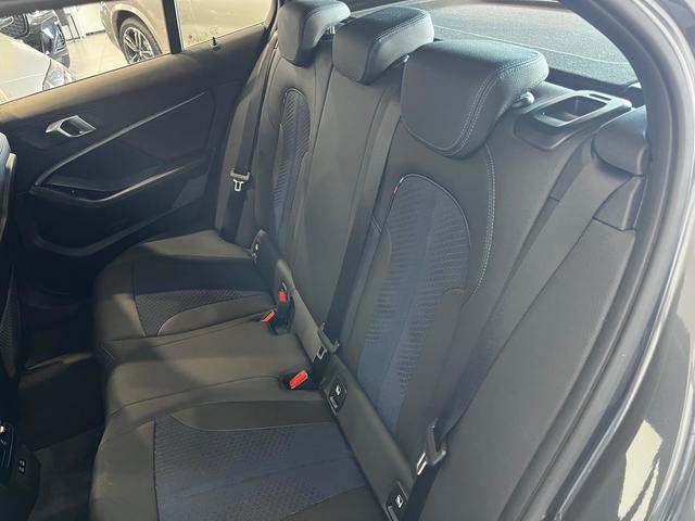 BMW Serie 1 118i color Gris. Año 2021. 103KW(140CV). Gasolina. En concesionario Unicars Ponent de Lleida