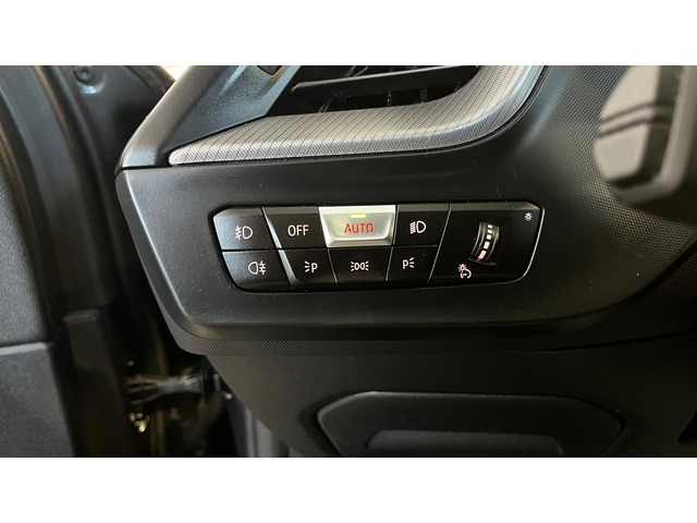 BMW Serie 1 118i color Gris. Año 2021. 103KW(140CV). Gasolina. En concesionario Unicars Ponent de Lleida