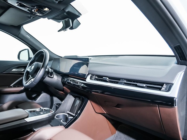 BMW iX2 eDrive20 color Blanco. Año 2024. 150KW(204CV). Eléctrico. En concesionario Oliva Motor Tarragona de Tarragona