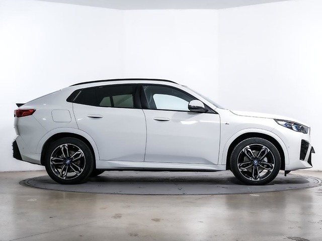 BMW iX2 eDrive20 color Blanco. Año 2024. 150KW(204CV). Eléctrico. En concesionario Oliva Motor Tarragona de Tarragona