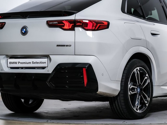 BMW iX2 eDrive20 color Blanco. Año 2024. 150KW(204CV). Eléctrico. En concesionario Oliva Motor Tarragona de Tarragona