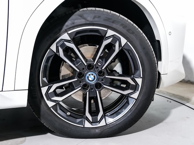 BMW iX2 eDrive20 color Blanco. Año 2024. 150KW(204CV). Eléctrico. En concesionario Oliva Motor Tarragona de Tarragona