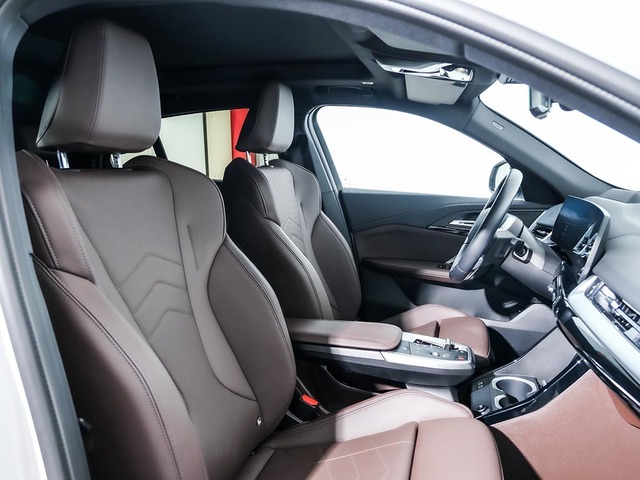 BMW iX2 eDrive20 color Blanco. Año 2024. 150KW(204CV). Eléctrico. En concesionario Oliva Motor Tarragona de Tarragona