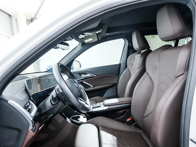 BMW iX2 eDrive20 color Blanco. Año 2024. 150KW(204CV). Eléctrico. En concesionario Oliva Motor Tarragona de Tarragona