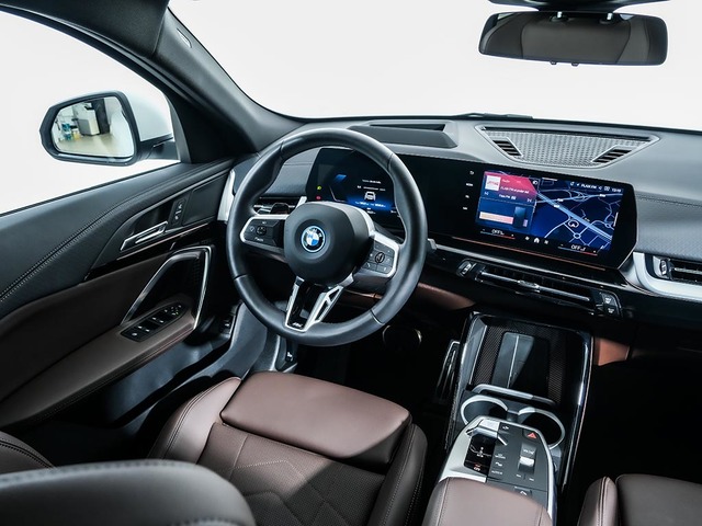 BMW iX2 eDrive20 color Blanco. Año 2024. 150KW(204CV). Eléctrico. En concesionario Oliva Motor Tarragona de Tarragona